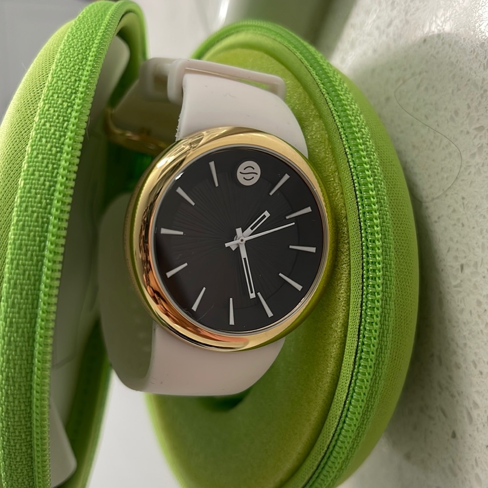 Watch. New without tag. Never used.